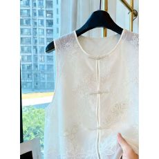 批发新中式设计感国风重工刺绣马甲女2026夏季新款高级感无袖背心叠穿