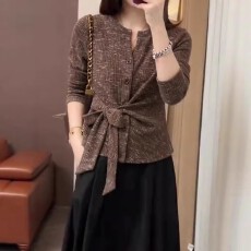 批发独特漂亮绑带收腰V领长袖T恤女2026秋季<b class='q'>大码</b>胖mm显瘦遮肚打底上衣