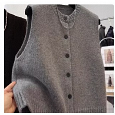 批发2025<b class='q'>春</b>秋季新款女士针织马甲开衫设计感叠穿毛衣背心无袖马夹上衣