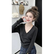 批发韩系灰色v领针织衫打底衫上衣秋冬新款高级感气质修身内搭毛衣女