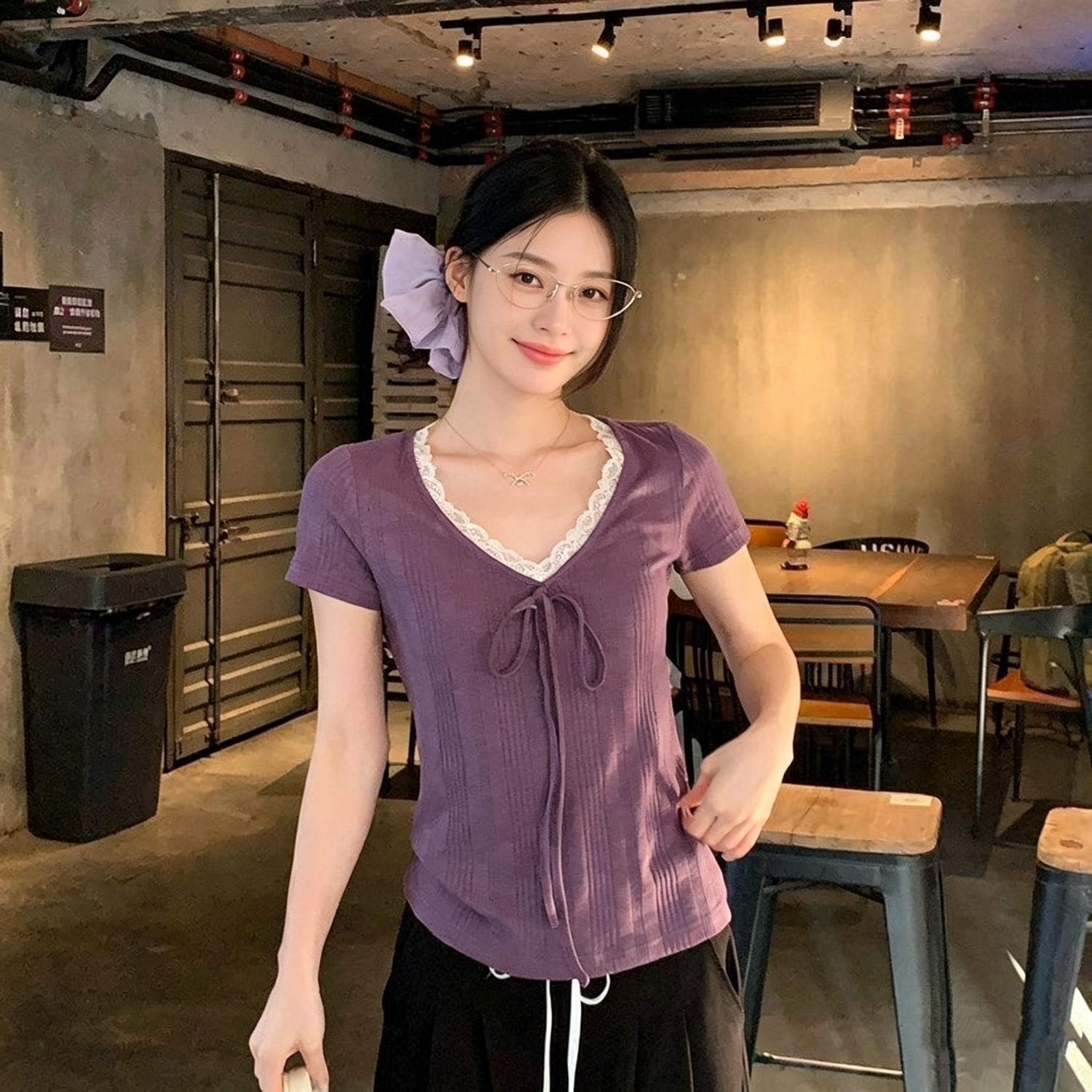 여름 새로운 보라색 V넥 레이스 스트랩 반팔 티셔츠 여성 한 부서 몸매 가꾸기 쇼트 스타일 슬림해 보이는 긍정적 인 어깨 다용도 맨위