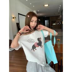 批发腊肠狗印花斜肩上衣女夏设计感露肩宽松短袖T恤