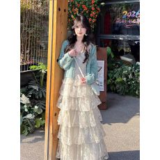 批发2026早春新款甜美风绿<b class='q'>毛衣</b>开衫+蕾丝蛋糕吊带裙一整套