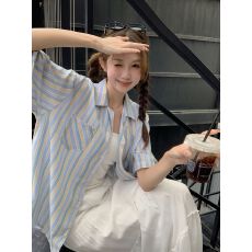 批发夏日盐系蓝条纹短袖衬衫女2026年<b class='q'>韩版</b>显瘦慵懒宽松直筒<b class='q'>西装</b>领上衣