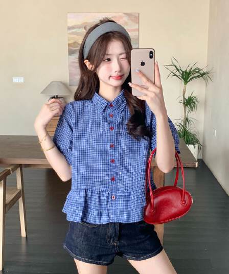 파란색 체크무늬 거품 소매 여성 셔츠 2026 여름 Chic miu 부서 착용 가져 가라. 프릴 셔츠 맨위 쇼트 스타일