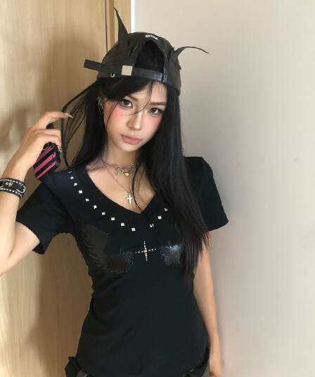 아메리칸 레트로 핫걸 바람 날개 자수 V넥 반팔 티셔츠 여성 검정색 징 여름 몸매 가꾸기 슬림해 보이는 맨위 트렌디