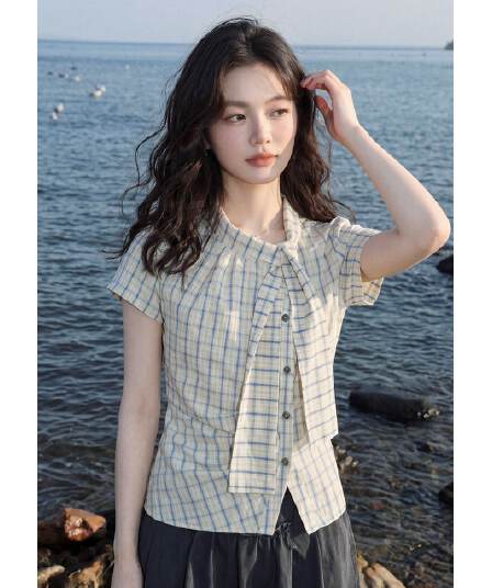 불규칙 블루 체크무늬 여성 셔츠 2026 여름 새로운 디자인 센스 반팔 허리 수축 맨위