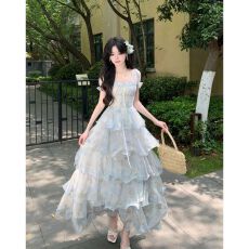 批发烫金印花<b class='q'>夏季</b>新款法式碎花裙收腰多层蛋糕长裙细肩带设计显瘦温柔