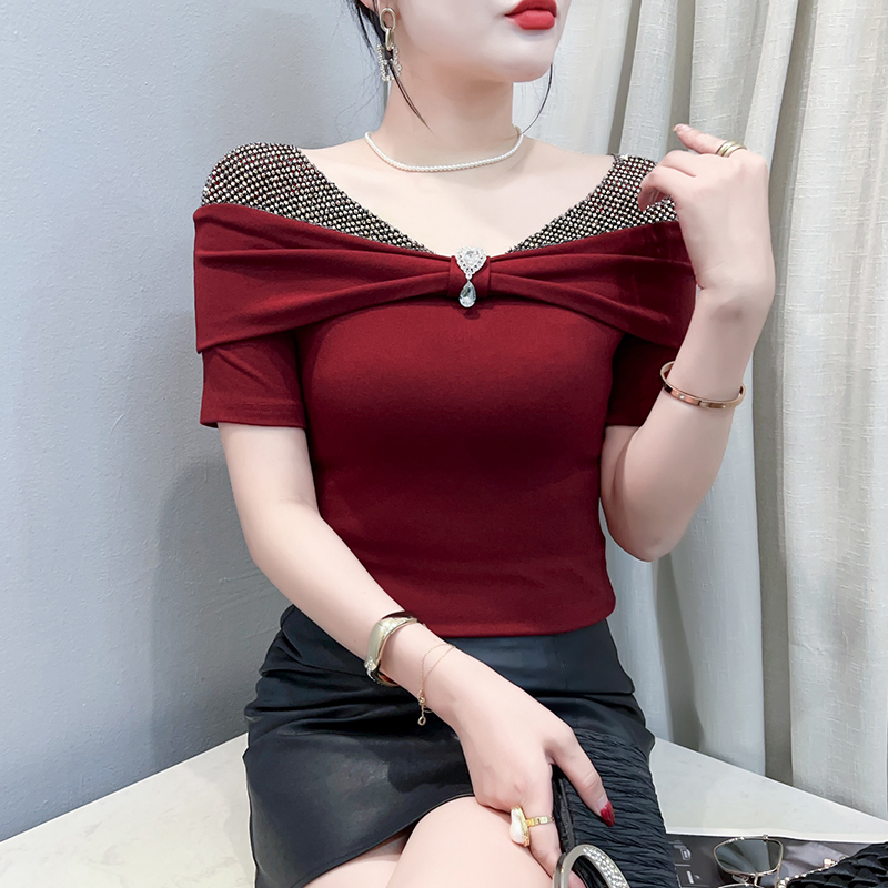 섹시함 오프숄더 개성 다이아몬드 세팅 패치워크 반팔 티셔츠 여성 여름 2026 새로운 몸매 가꾸기 품격 연령 감소 V넥 맨위