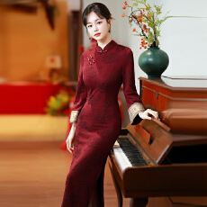 批发实拍2025新款绝美红色长袖旗袍新中式改良年轻款复古高端连衣裙