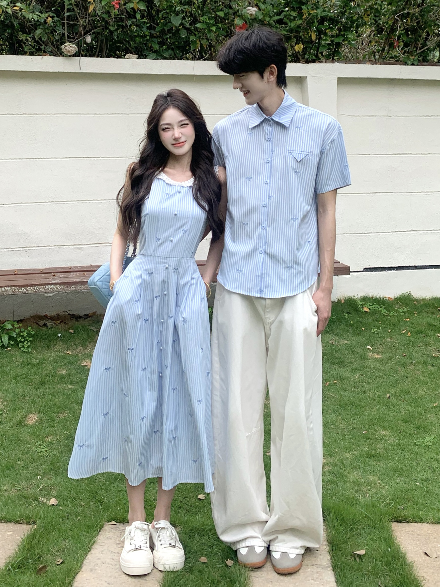 실사 커플룩 휴가 바람 한 부서 파란색 스트라이프 자수 나비 매듭 민소매 여름 허리 수축 조끼 원피스