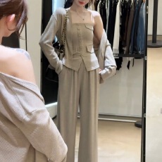 批发燕麦色背心外搭开衫三件套<b class='q'>装</b><b class='q'>女</b>2025新款秋阔腿裤穿<b class='q'>搭</b>一整套高级感