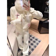 批发源小凝 3185冬季加绒保暖连帽外套+皮标十字架针织加厚<b class='q'>裤子</b>女套装