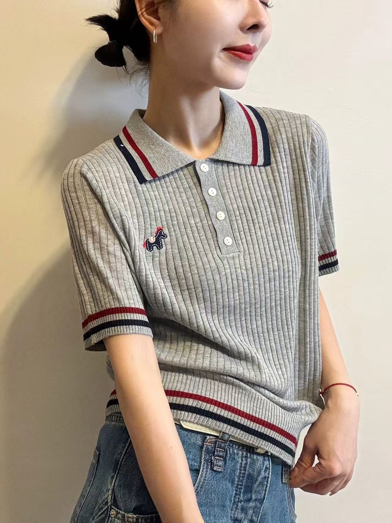 작은 말 자수 POLO 칼라 양모 니트 스웨터 여성 유럽 역 2026 봄 드레스 새로운 유럽 상품 여성 의류 기본 셔츠 트렌디