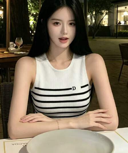 한 부서 출퇴근 스트라이프 민소매 캐미솔 여름 외출용 슬림해 보이는 화이트 니트 맨위
