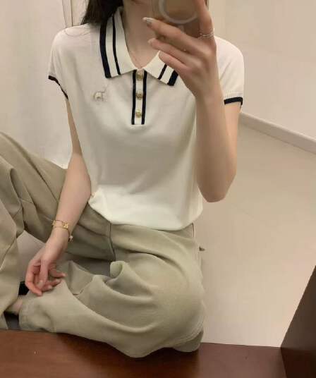 새로운 디자인 센스 배색 측면 POLO 칼라 자수 니트 스웨터 여성 금 버클 몸매 가꾸기 슬림해 보이는 연령 감소 다용도 맨위