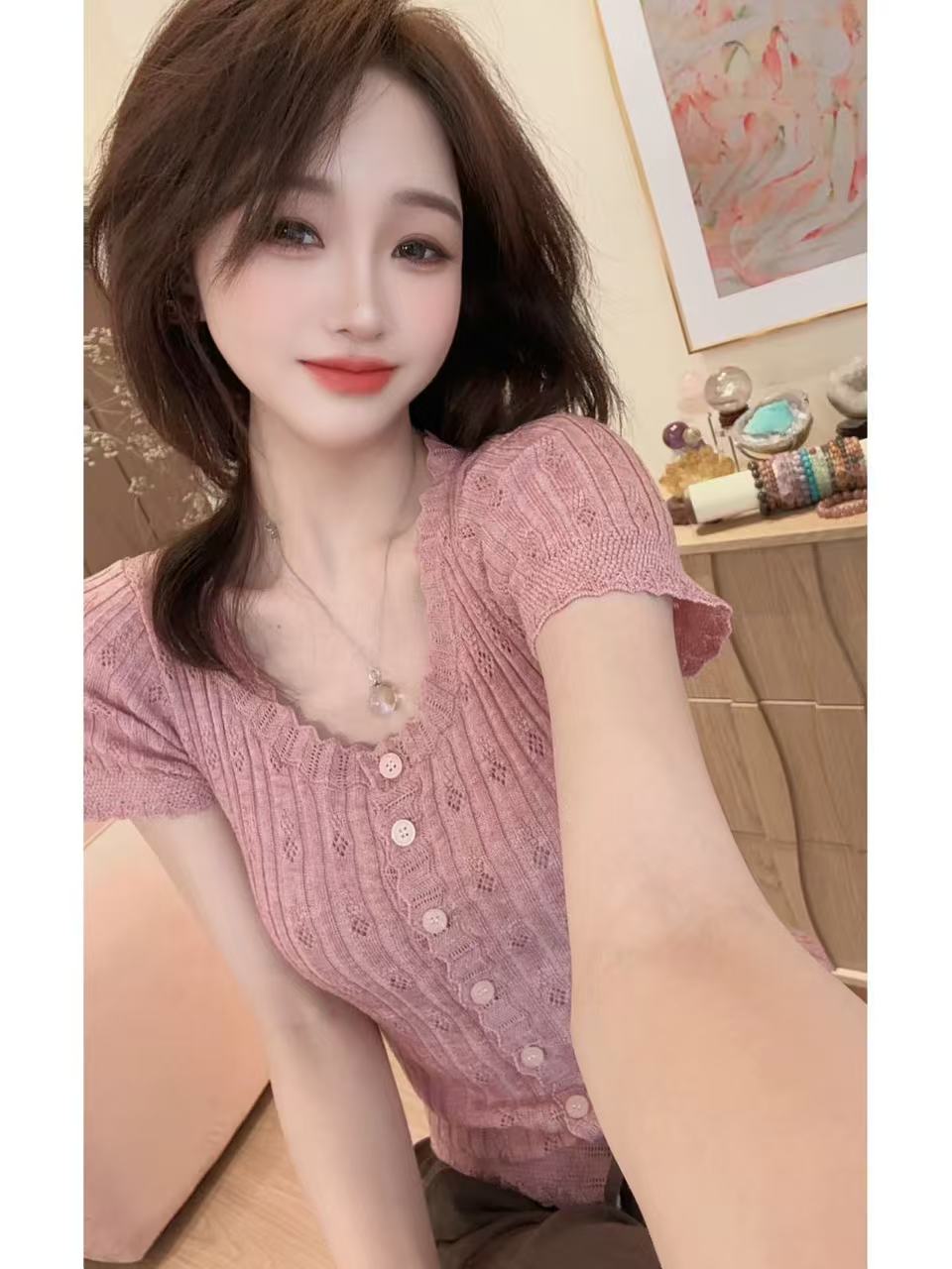 프랑스식 달콤한 스타일 핑크색 반팔 니트 스웨터 여성 2026 년 여름 슈퍼 잘 생긴 레이스 단추 디자인 센스 맨위