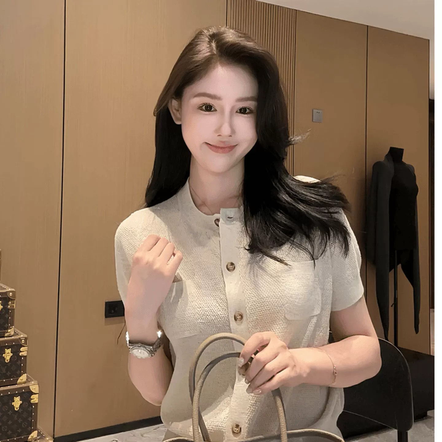 2026 새로운 싱글 줄 버튼 라운드 넥 얼음 실크 반팔 니트 스웨터 여성 여름 새로운 디자인 센스 슬림해 보이는 얇은 맨위
