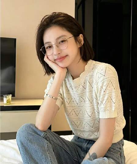 프랑스식 레트로 홀로우 아웃 라운드 넥 반팔 니트 스웨터 여성 여름 몸매 가꾸기 슬림해 보이는 루즈핏 패션 다용도 쇼트 스타일 맨위