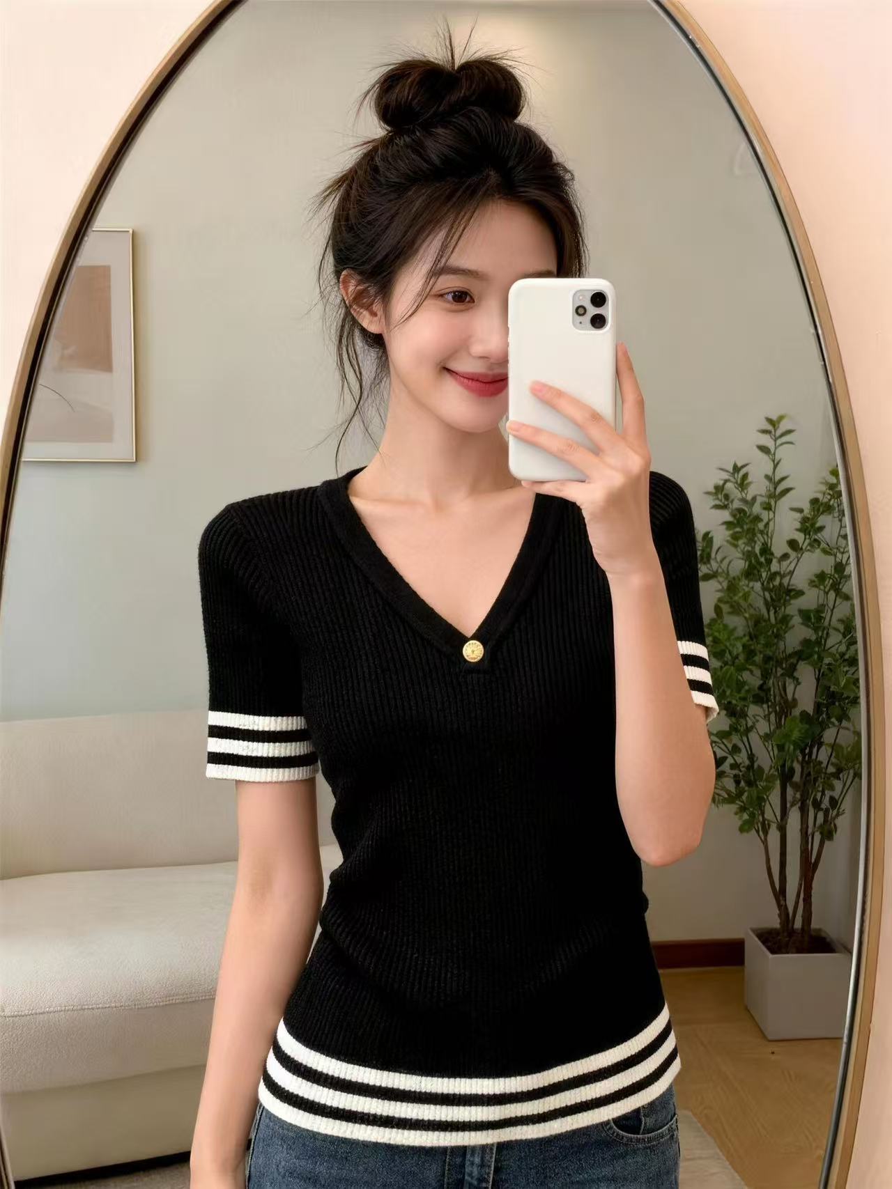 배색 스트라이프 단추 V넥 니트 스웨터 반팔 여성 여름 마이크로 지방 빅 사이즈 몸매 가꾸기 슬림해 보이는 절묘한 고유 한 맨위