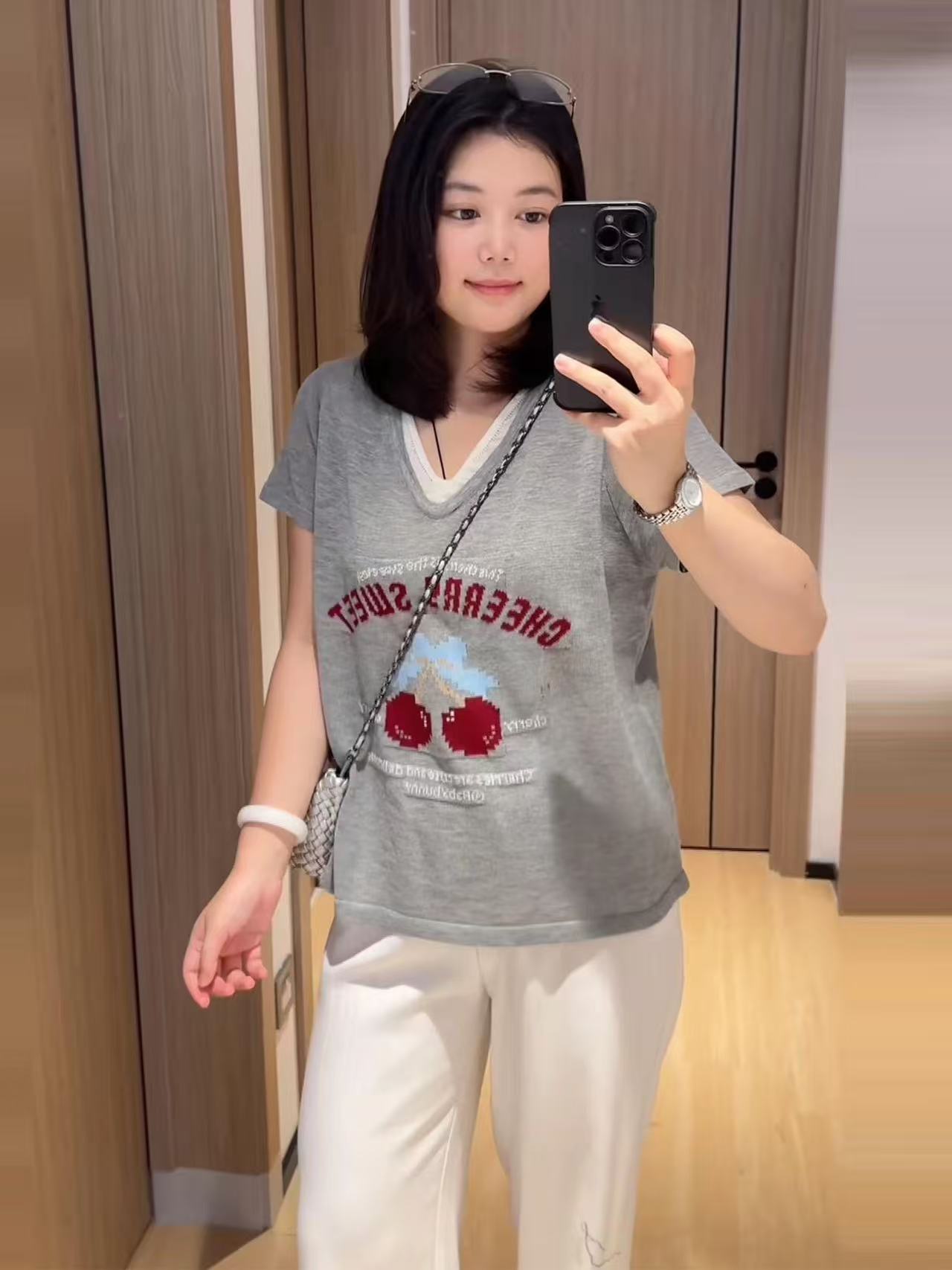 빅 사이즈 한 부서 배색 V넥 반팔 티셔츠 여성 여름 마이크로 지방 mm 슬림해 보이는 디자인 센스 루즈핏 다용도 니트 맨위