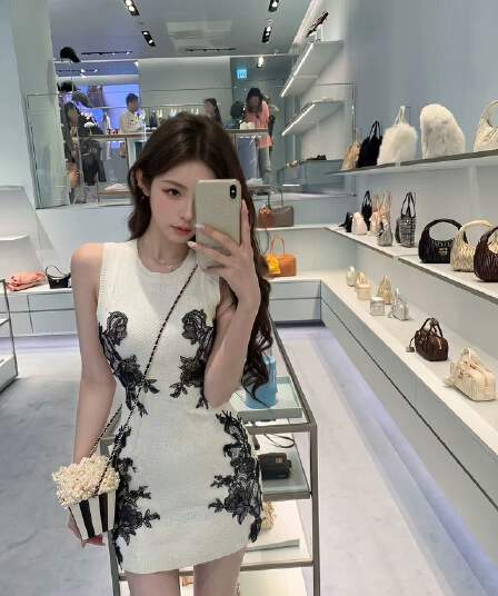 빛 요리 한 바람 레이스 니트 민소매 여성 드레스 여름 작은 키 몸매 가꾸기 슬림해 보이는 품격 핫걸 타이트 스커트 미니 스커트