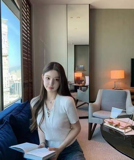 팬 팬 원사 질감 센스 품격 네클라인 끈 향기로운 향 니트 반팔 여성 봄 슬림해 보이는 맨위