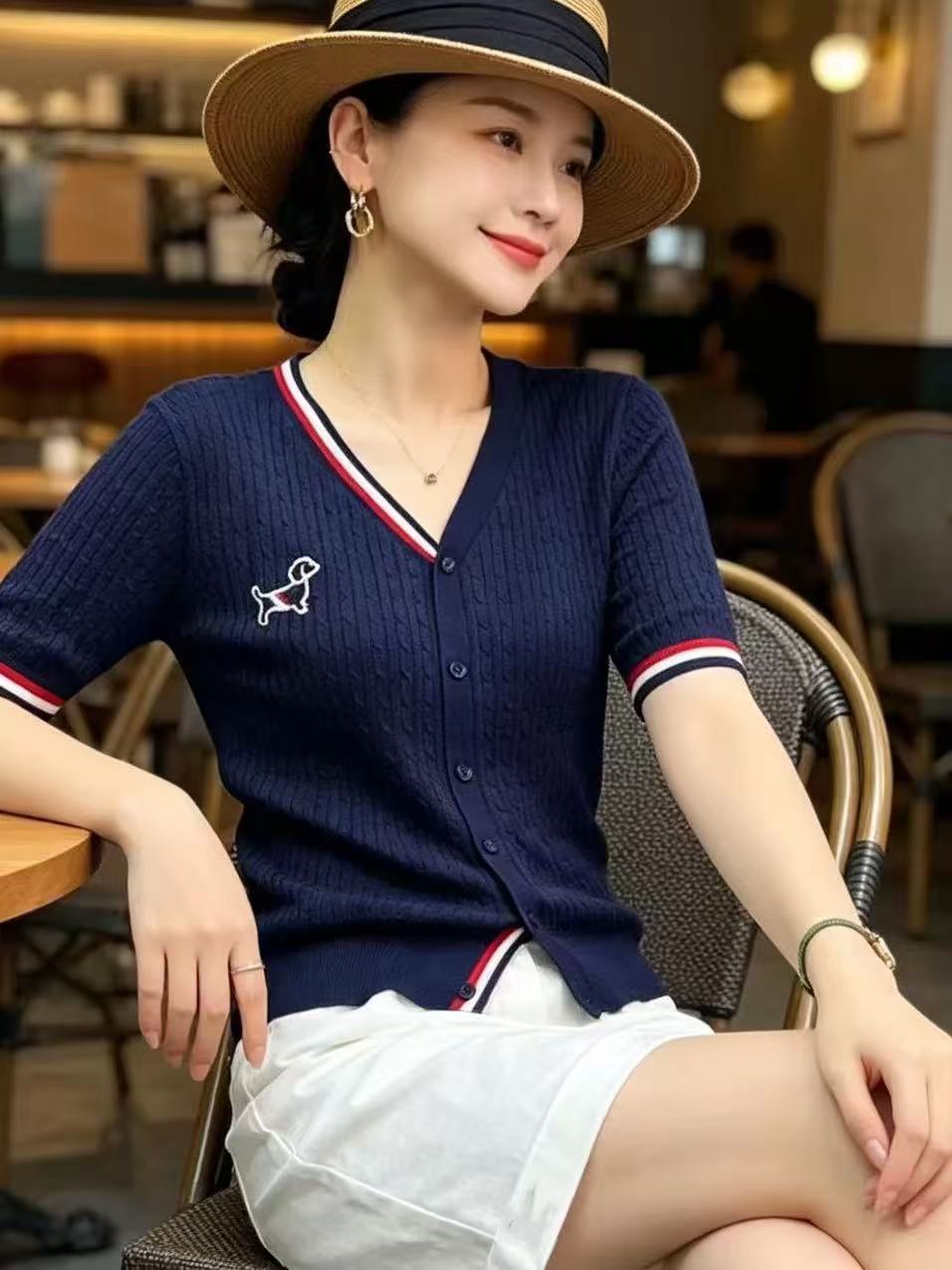여름 새로운 V넥 반팔 오픈 가디건 여성 배색 스트라이프 슬림해 보이는 맨위 강아지 자수 학원 스타일 티셔츠 트렌디