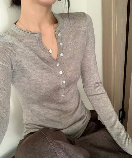 오래된 돈 바람 회색 몸매 가꾸기 헨리 셔츠 V넥 긴팔 티셔츠 여성 이른 가을 고급 센스 니트 기본 셔츠 인사이드 잡아라. 의류