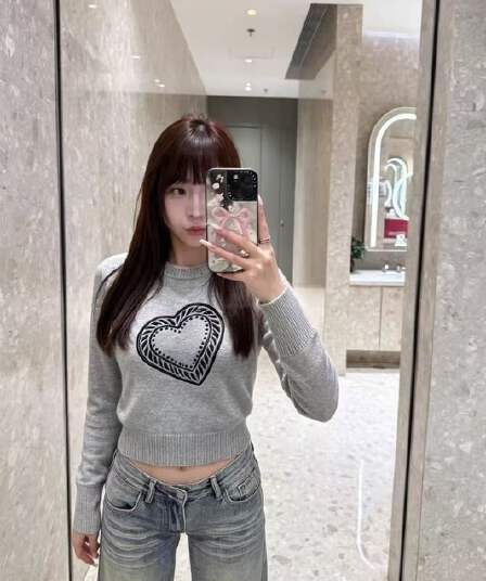 2026 가을 새로운 작은 샤넬 스타일 레이스 하트 알파벳 자수 긴팔 니트 스웨터 다용도 슬림해 보이는 품격 맨위