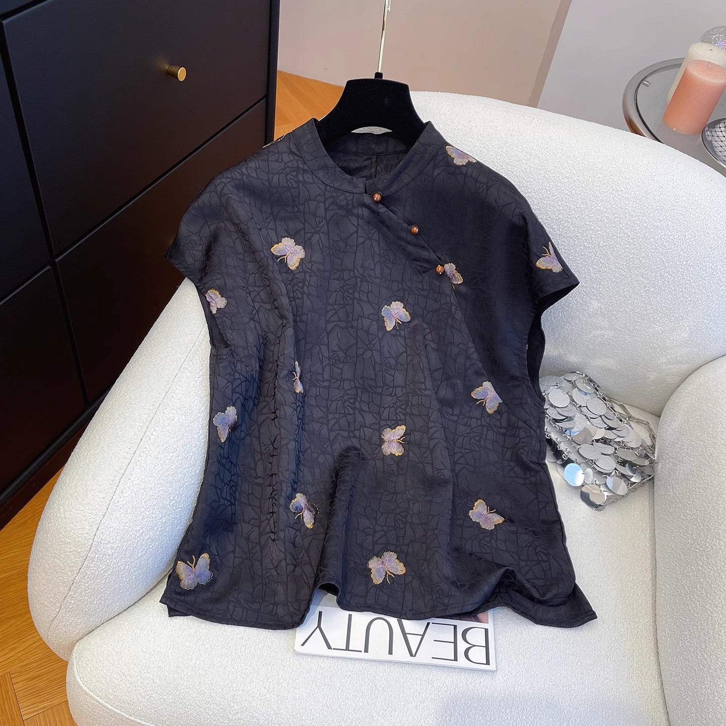 3761 고급 유럽 상품 2026 여름 새로운 스탠드 칼라 레트로 단추 프린트 나비 비행 소매 셔츠 여성 셔츠