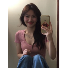 批发国潮牌复古V领粉色短袖t恤女夏季修身显瘦设计感百搭慵懒休闲上衣