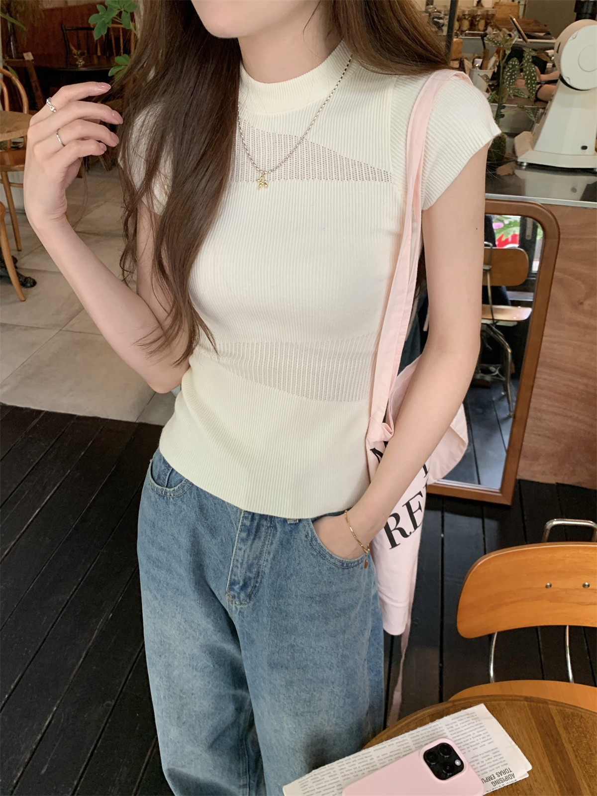 한 부서 작은 원 칼라 홀로우 아웃 니트 반팔 여성 2026 봄 여름 몸매 가꾸기 달콤한 매운맛 긍정적 인 어깨 슬림해 보이는 티셔츠 만나는 맨위