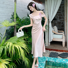 批发实拍法式吊带裙新款气质轻奢修身显瘦高级设计荷叶边一字肩连衣裙