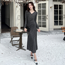 批发气质<b class='q'>高档</b>性感V领包臀长裙2025秋冬新款高级感长袖亮丝修身<b class='q'>连衣裙</b>