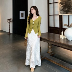 批发2026年秋韩系显瘦百搭立体花朵<b class='q'>小衫</b>+吊带+肌理感蕾丝半身裙三件套