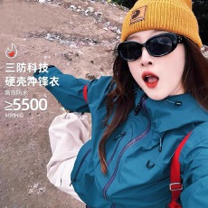 批发冲锋衣外套女2025<b class='q'>新款</b>防风防水户外硬壳徒步情侣超好看登山服