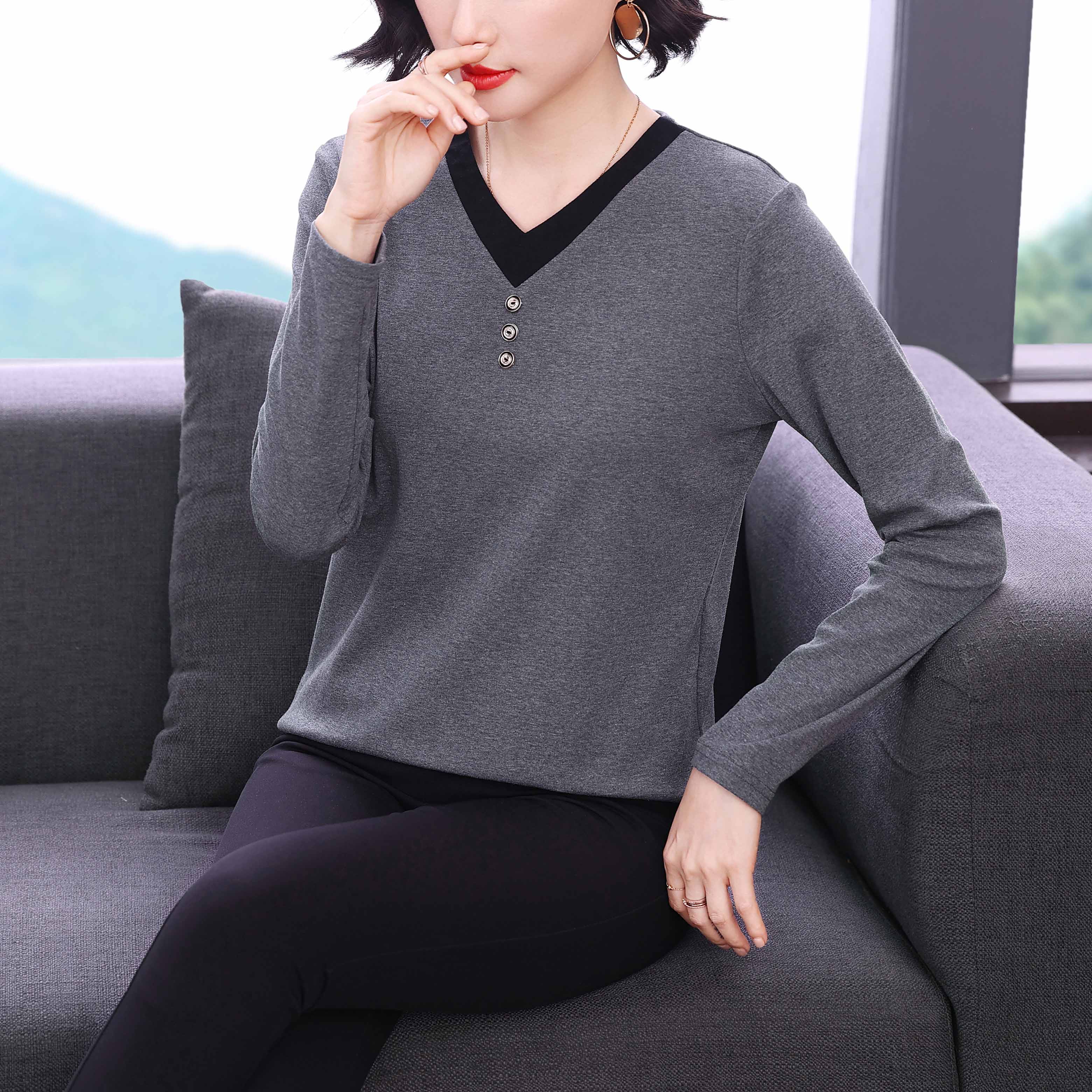 2026 봄과 가을 새로운 V넥 긴팔 티셔츠 여성 기본 셔츠 이른 가을 폭발 여성 의류 털이 있는 페이크 레이어드 맨위