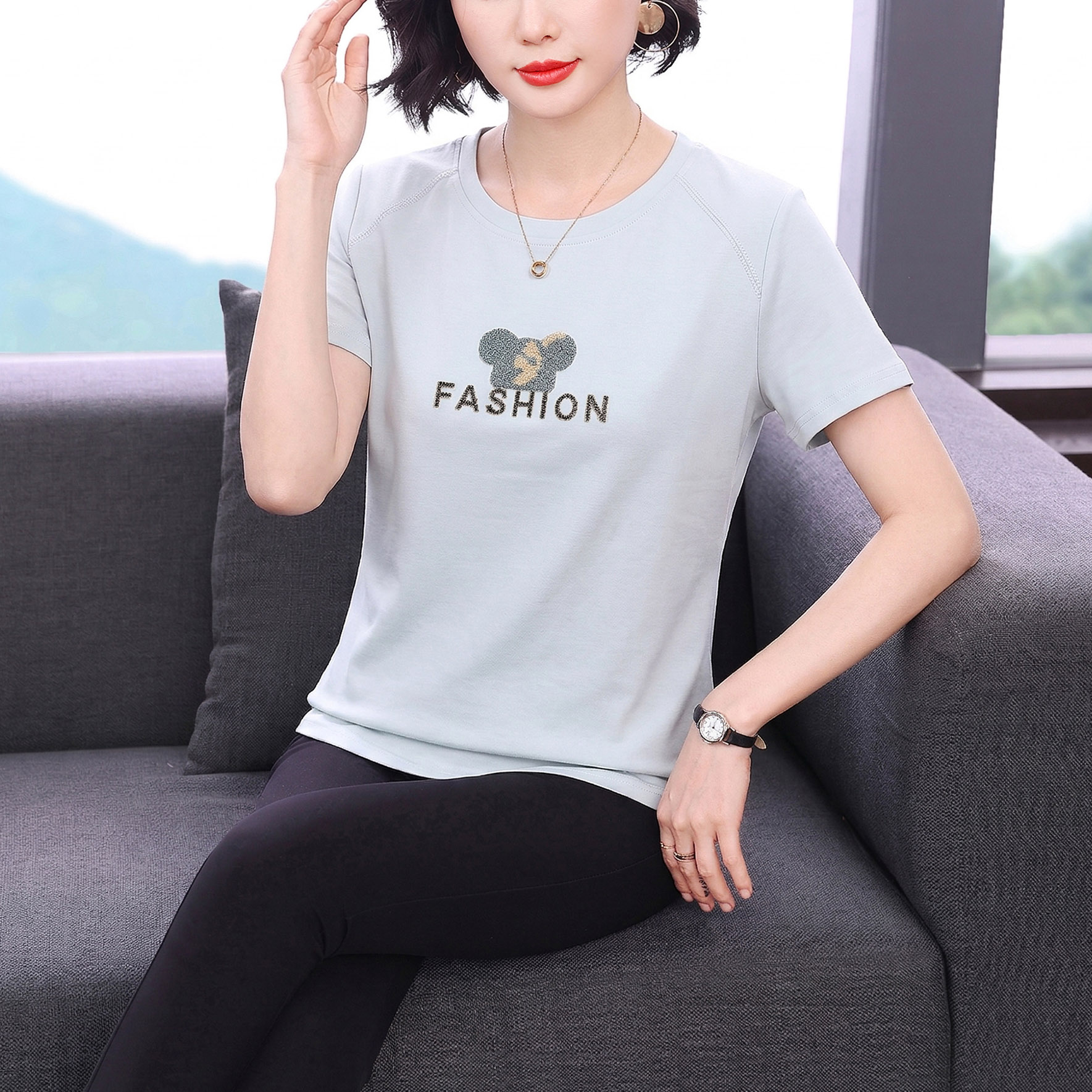 2026 새로운 여름 고급 여성 의류 파란색 연령 감소 맨위 반소매 티셔츠 라운드 넥 긍정적 인 어깨 반팔 티셔츠 여성