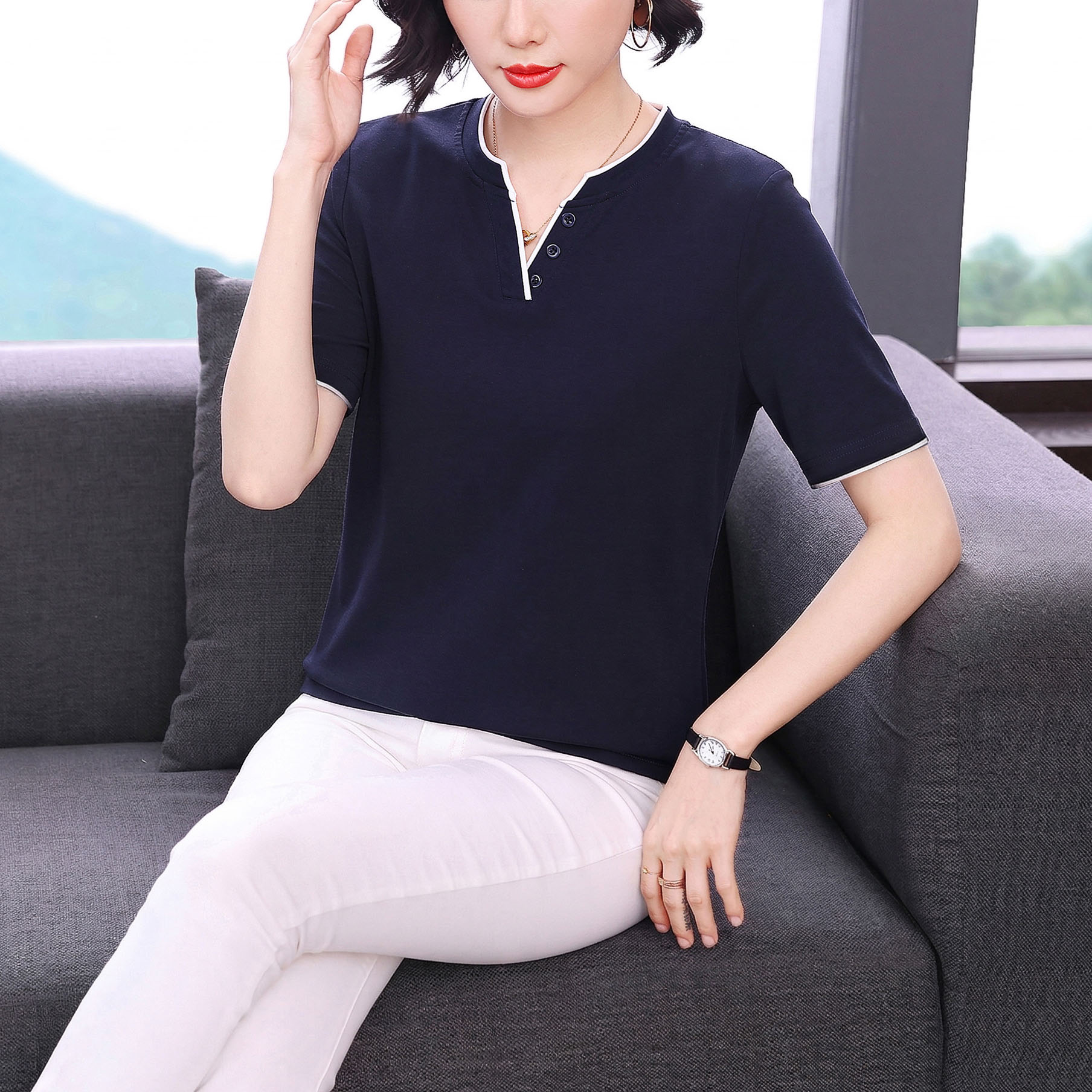 2026 새로운 여름 폭발 긍정적 인 어깨 V넥 반팔 티셔츠 여성 고급 외국 가스 여성 의류 연령 감소 맨위 반소매 동정