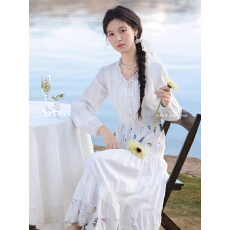 批发法式气质米<b class='q'>白色</b><b class='q'>连衣裙</b>女2026年春新款显瘦青春气息简约浅色长裙