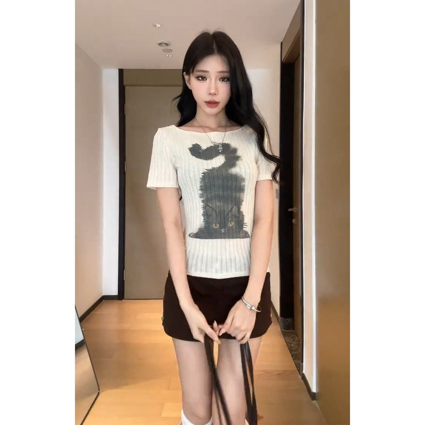 원본 원단 달콤한 핫걸 고양이 프린트 긍정적 인 어깨 티셔츠 여성 여름 2026 몸매 가꾸기 슬림해 보이는 허리 수축 반팔 맨위