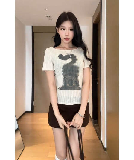 원본 원단 달콤한 핫걸 고양이 프린트 긍정적 인 어깨 티셔츠 여성 여름 2026 몸매 가꾸기 슬림해 보이는 허리 수축 반팔 맨위
