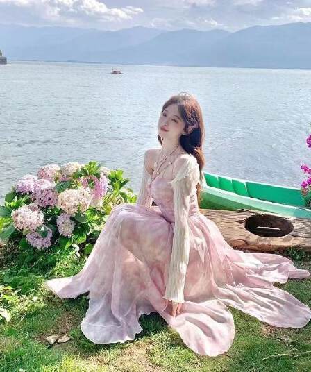 화이트 인사이드 bailistudio 사쿠라 남자 그것 여름 요정 바람 헤일로 염색 꽃무늬 불규칙 밑단 휴가 롱 스커트