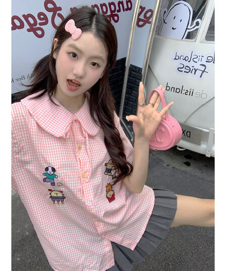 핑크색 체크무늬 베이비 칼라 반팔 여성 셔츠 2026 여름 Chic 자수 스트랩 일본식 달콤함 체크무늬 맨위