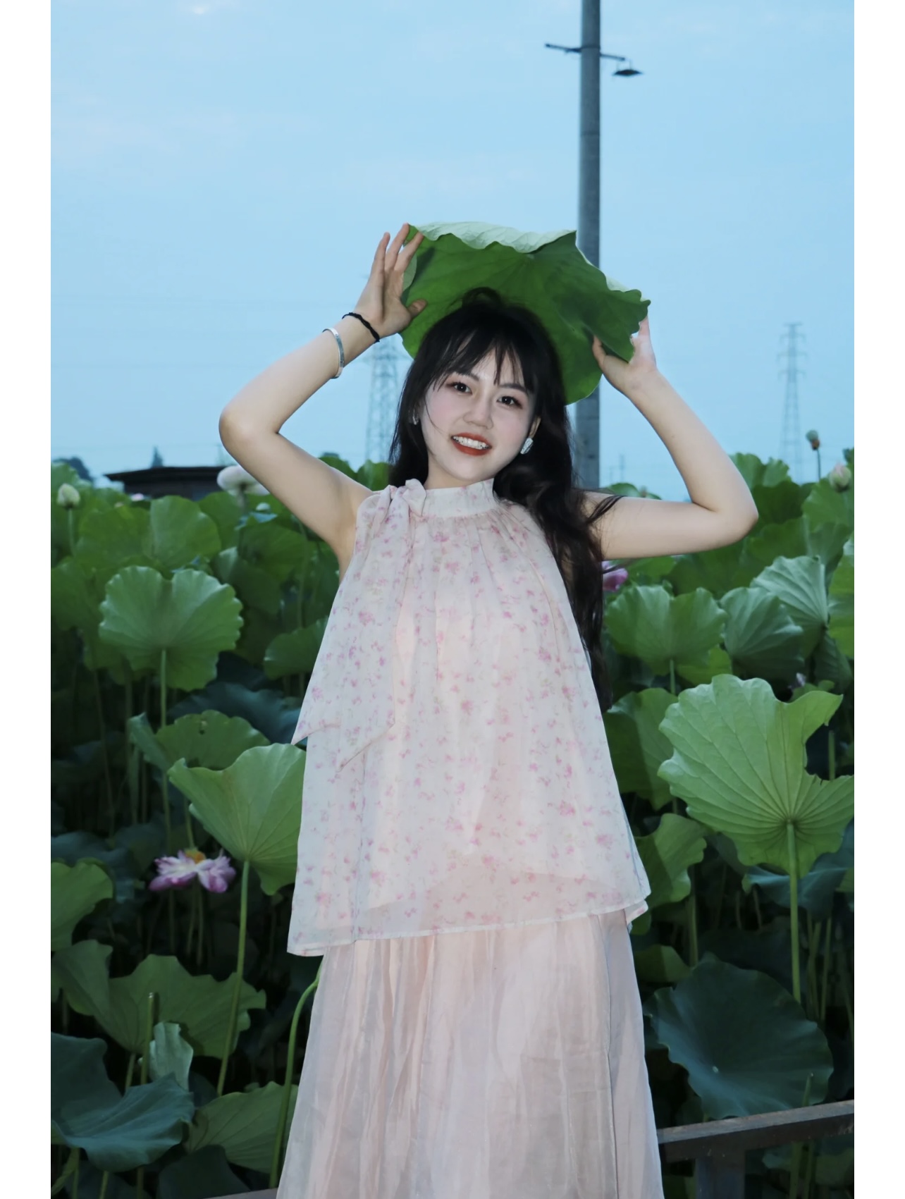 여름 Chic 핑크색 꽃무늬 조끼 셔츠 프랑스식 레트로 품격 달콤한 매운맛 오프숄더 바다 측면 민소매 가짜 맨위
