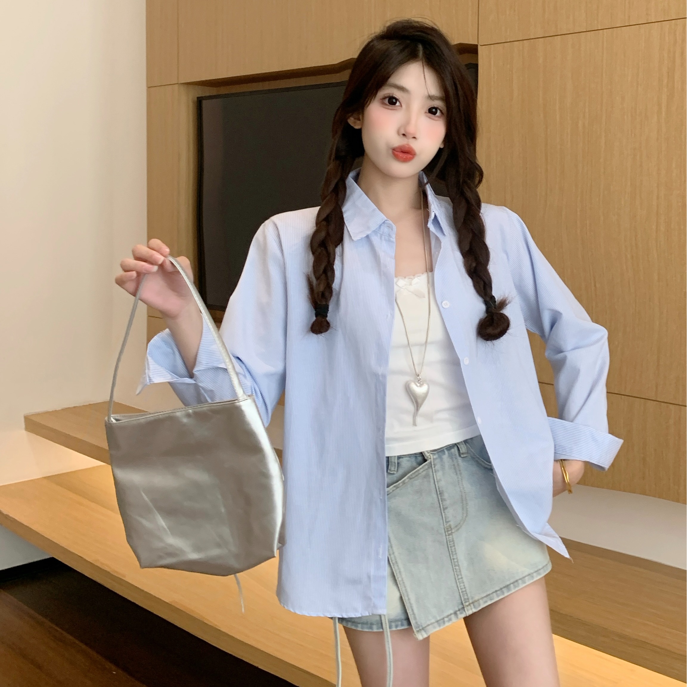 실사 핀 스트라이프 여름 파란색 셔츠 긴팔 2025 디자인 작은 대중 루즈핏 다용도 셔츠 만나는 맨위 여성