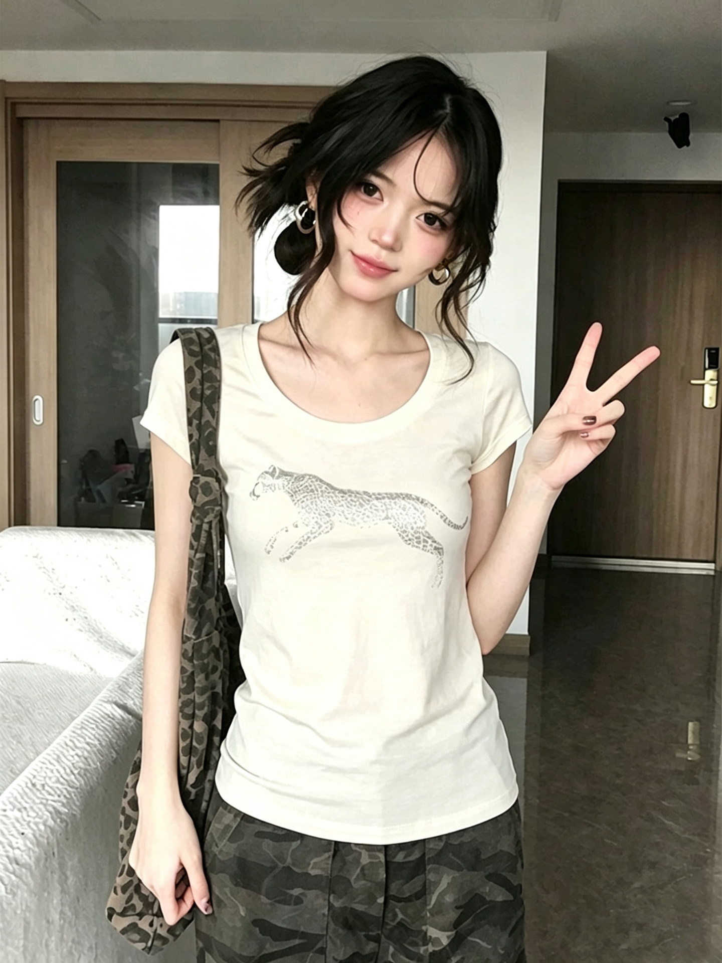 블루 좋은 주간 실크 핫걸 대 u 칼라 반팔 티셔츠 여성 여름 착용 가져 가라. 프린트 몸매 가꾸기 슬림해 보이는 얇은 스타일 긍정적 인 어깨 작은 맨위