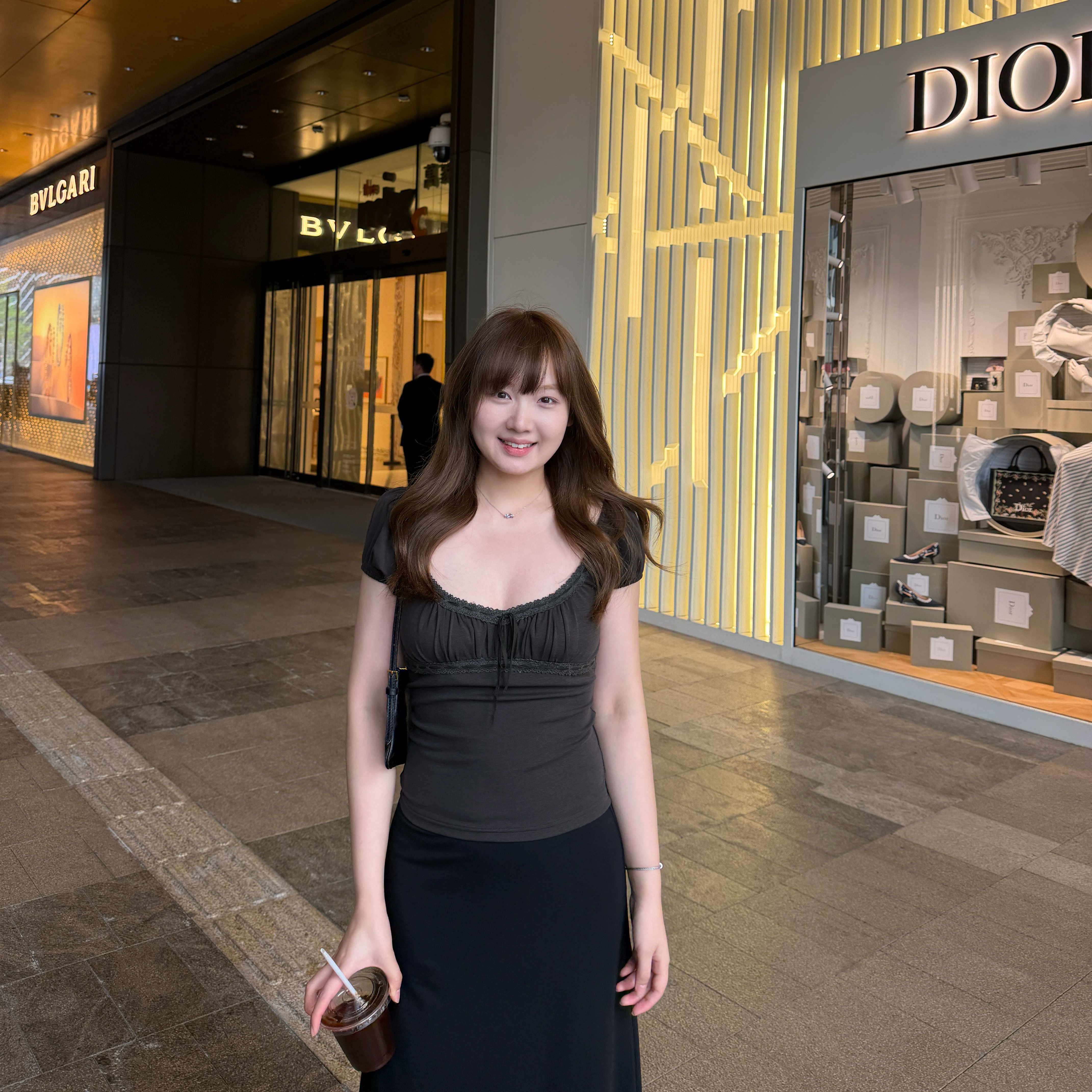 doudou 여드름 디자인 센스 레이스 광장 칼라 반팔 작은 셔츠 여름 2026 새로운 몸매 가꾸기 슬림해 보이는 다용도 티셔츠 여성
