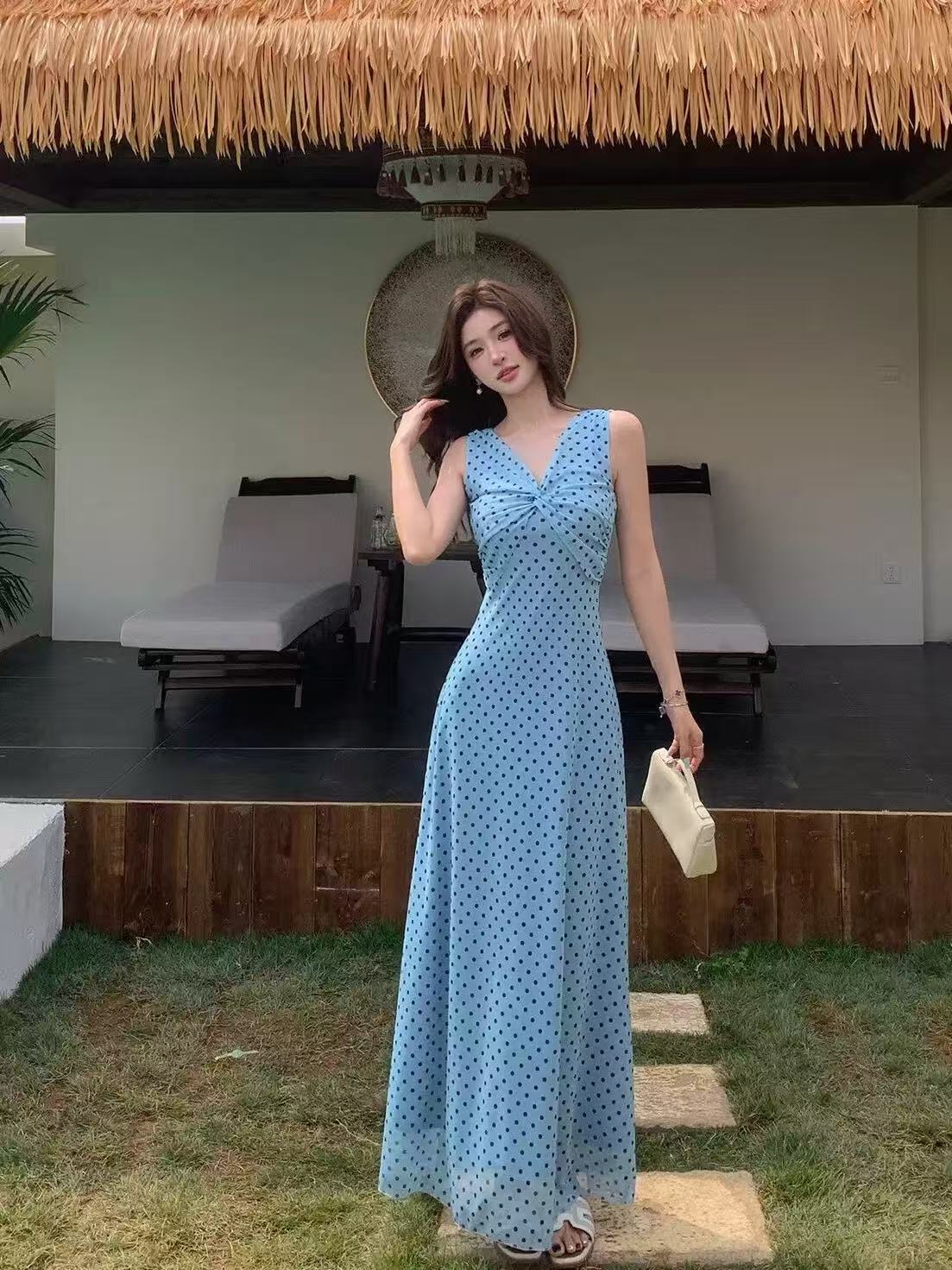 섬 휴가 바람 도트 무늬 V넥 드레스 여름 분위기 센스 허리 수축 슬림해 보이는 롱 스커트